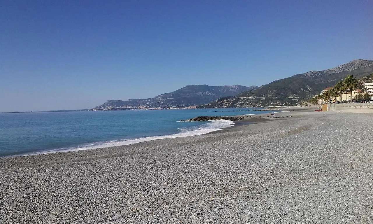 Appartamento Riviera Trilocale wifi e parcheggio privato Ventimiglia 0*,  Italia
